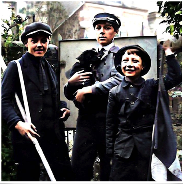 Pierre et Robert Lemoine (et un copain)
Estim&eacute;e 1916